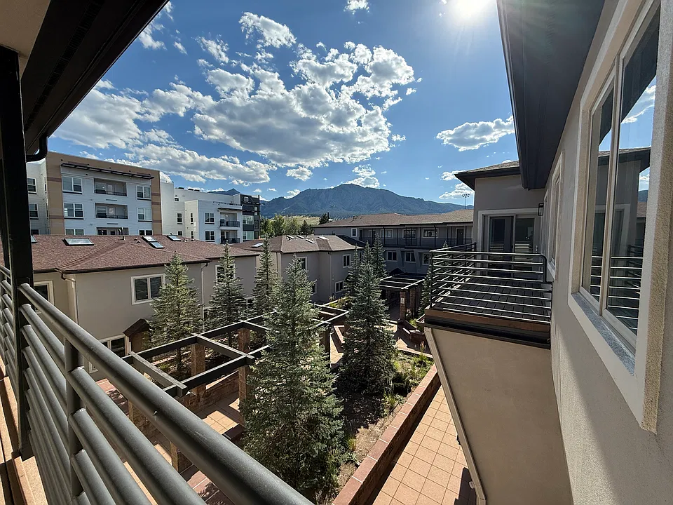 2800 Aurora Ave #303