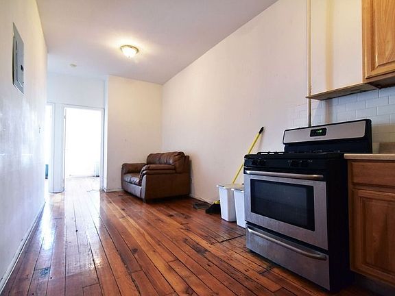 2nd image of 178 Kingsland Ave APT 2R