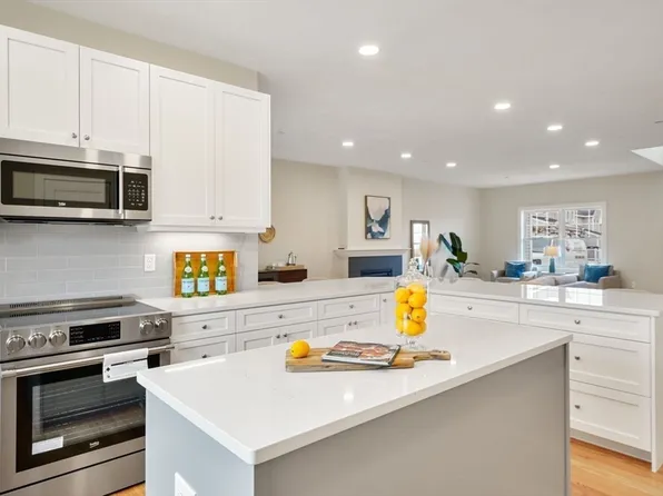 53 Driftwood Cir #20, Sandown, NH 03873