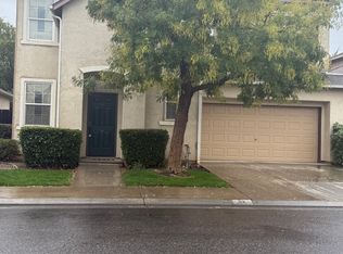 82 W Barcelona Ln, Clovis, CA 93619