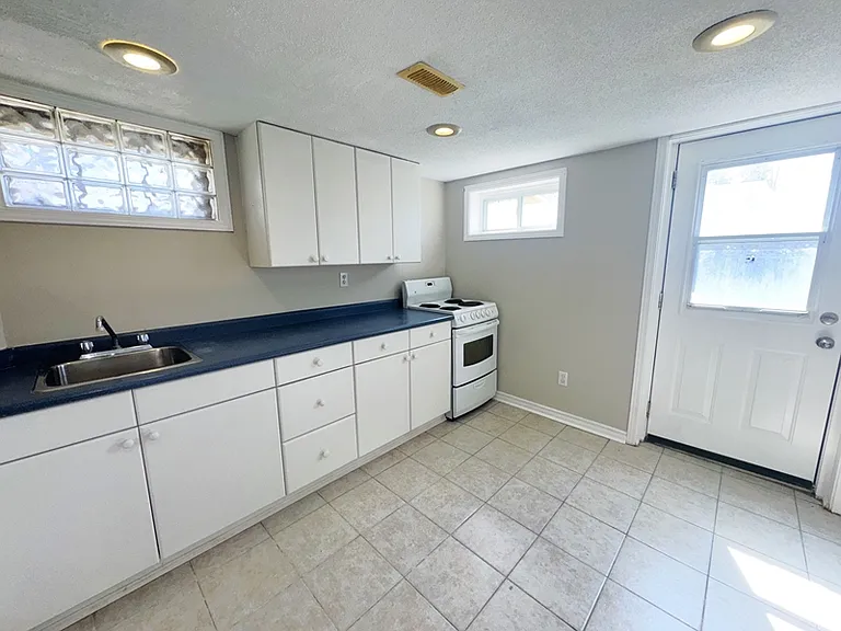 79 Grove St E — Photo 1