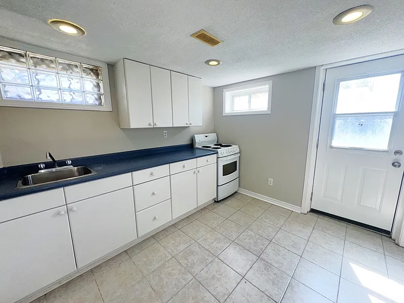 79 Grove St E
