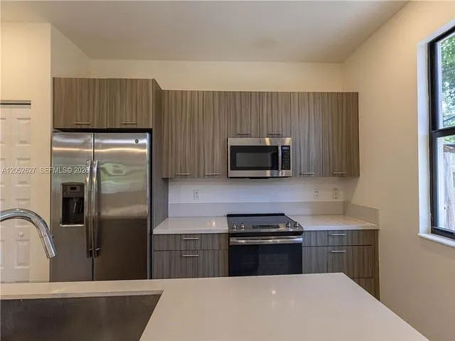3 bed, 2.5 bath, 1429 sqft, $3,600 — Photo 2