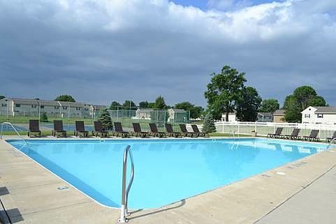 1st image of 636 Arborway Ct