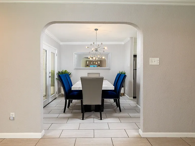 Dining area between living room and kitchen that seats 6.