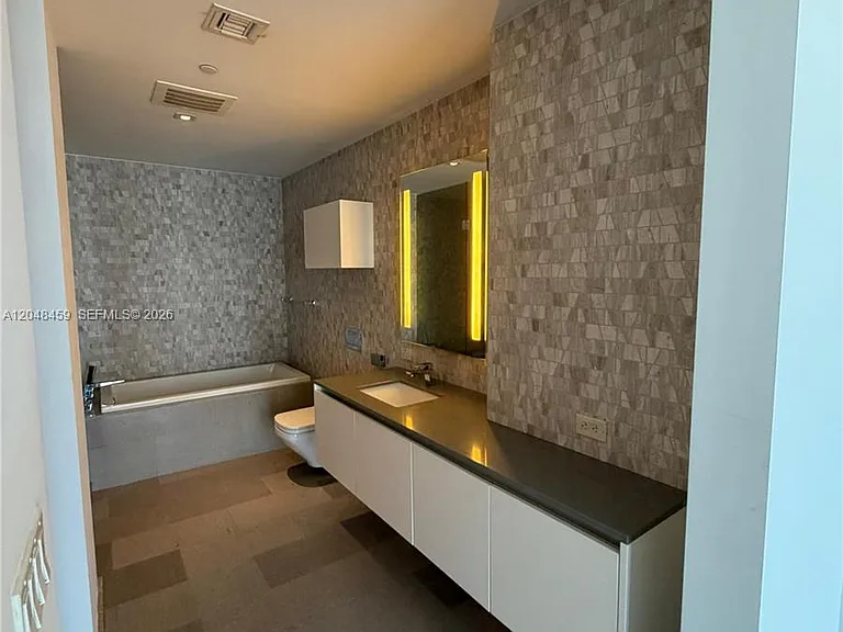 68 SE 6th St #2506 — Photo 8
