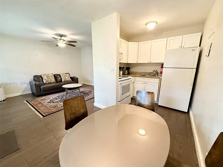1415 SW 1st St #6 — Photo 3