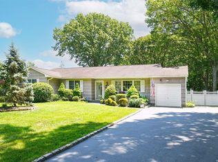 74 River Heights Dr, Smithtown, NY 11787