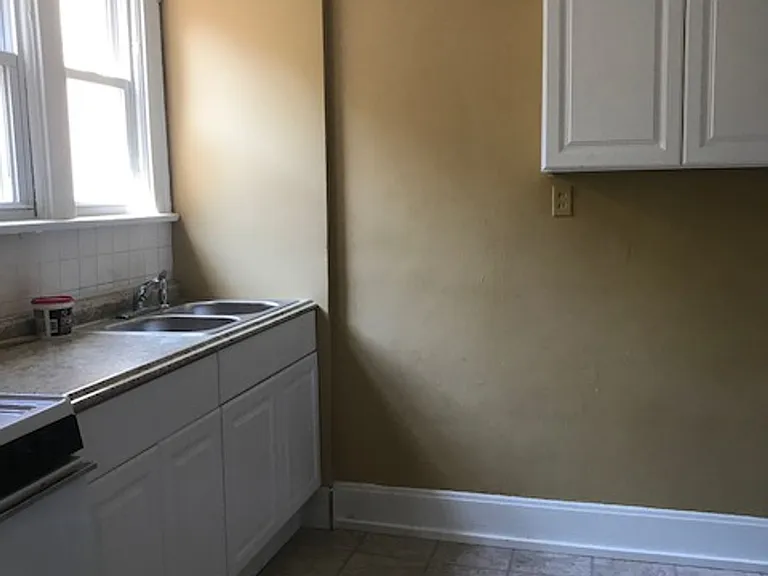 One-Bedroom Unit Available in Walnut Hills - Heat and Water Included — Photo 9