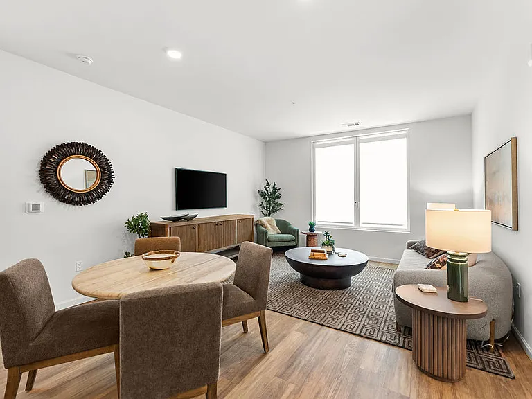River's Edge Residences — Photo 5