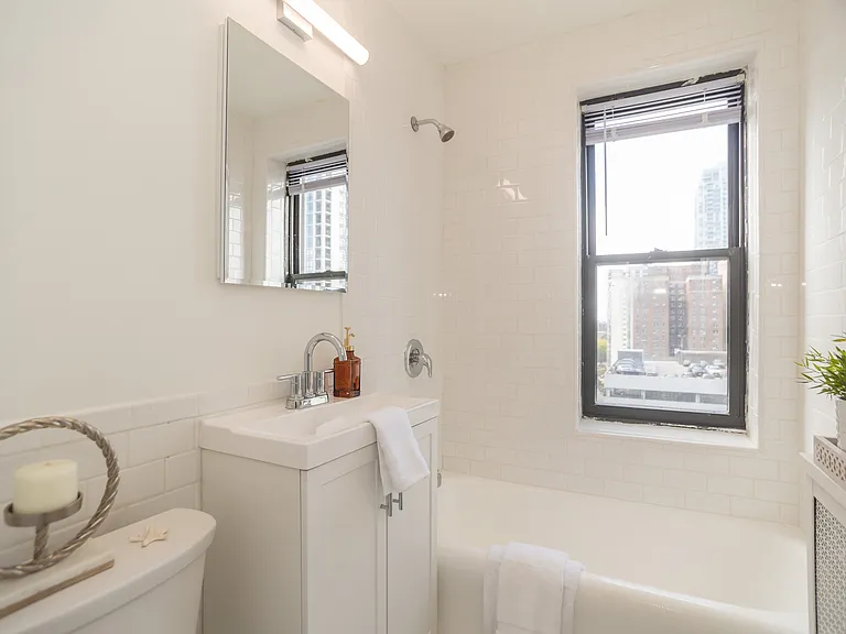 1100 N Dearborn — Photo 16