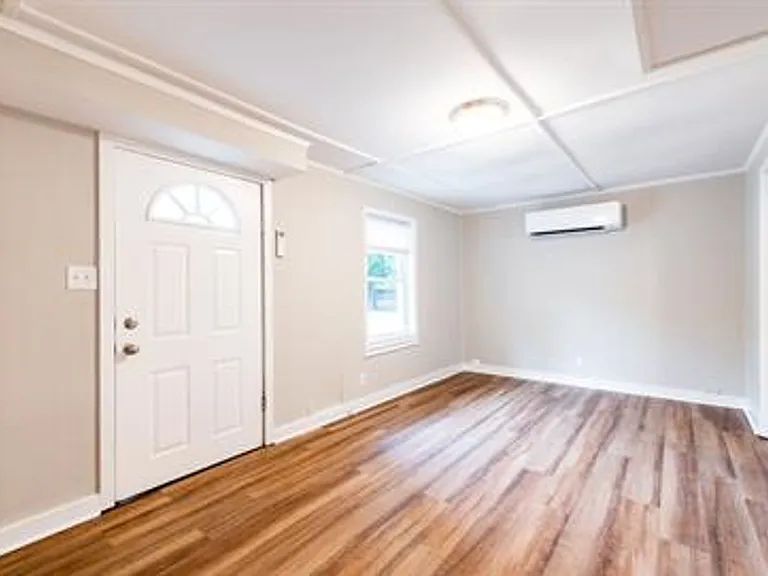 104 E Madison St — Photo 10