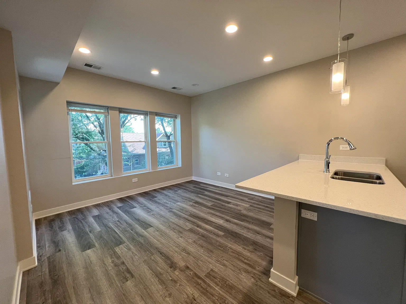 3 bed, 1000 sqft, $2,475 — Photo 2