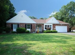 10 Ashford Dr, Bohemia, NY 11716