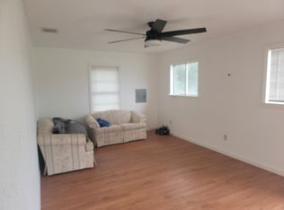 925 4th St, Floresville, TX 78114