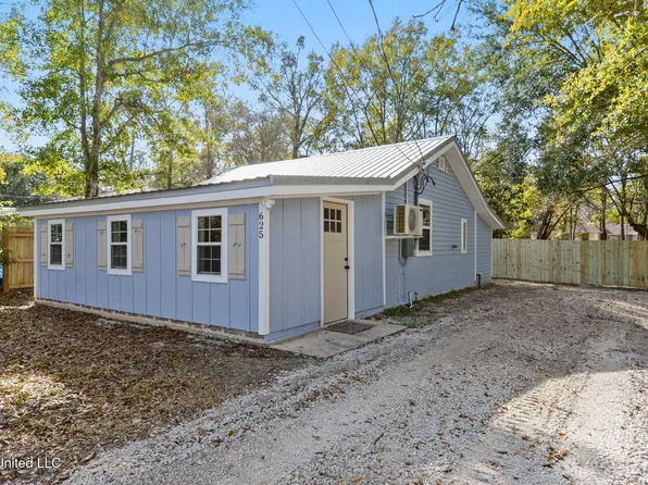 625 Saint Anthony St, Waveland, MS 39576