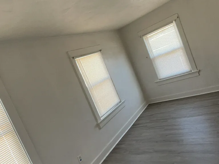 37 S Moss Ave — Photo 6