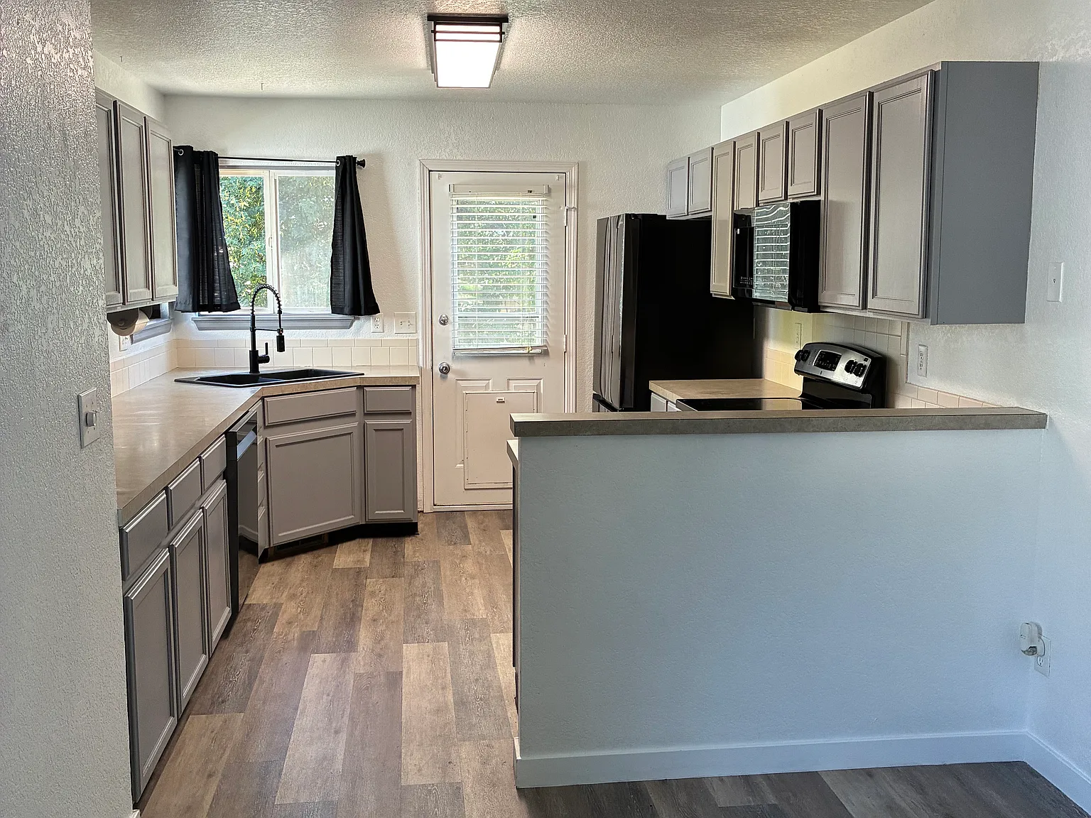 3 bed, 1100 sqft, $2,400 — Photo 4