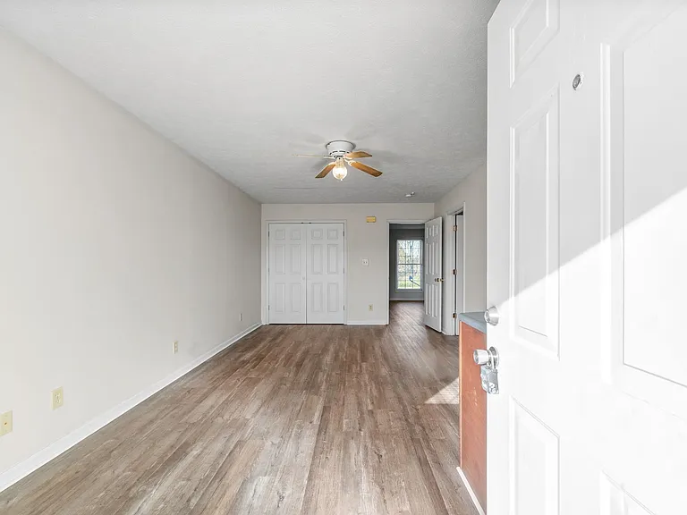 280 Thompsonville Ln #C — Photo 2