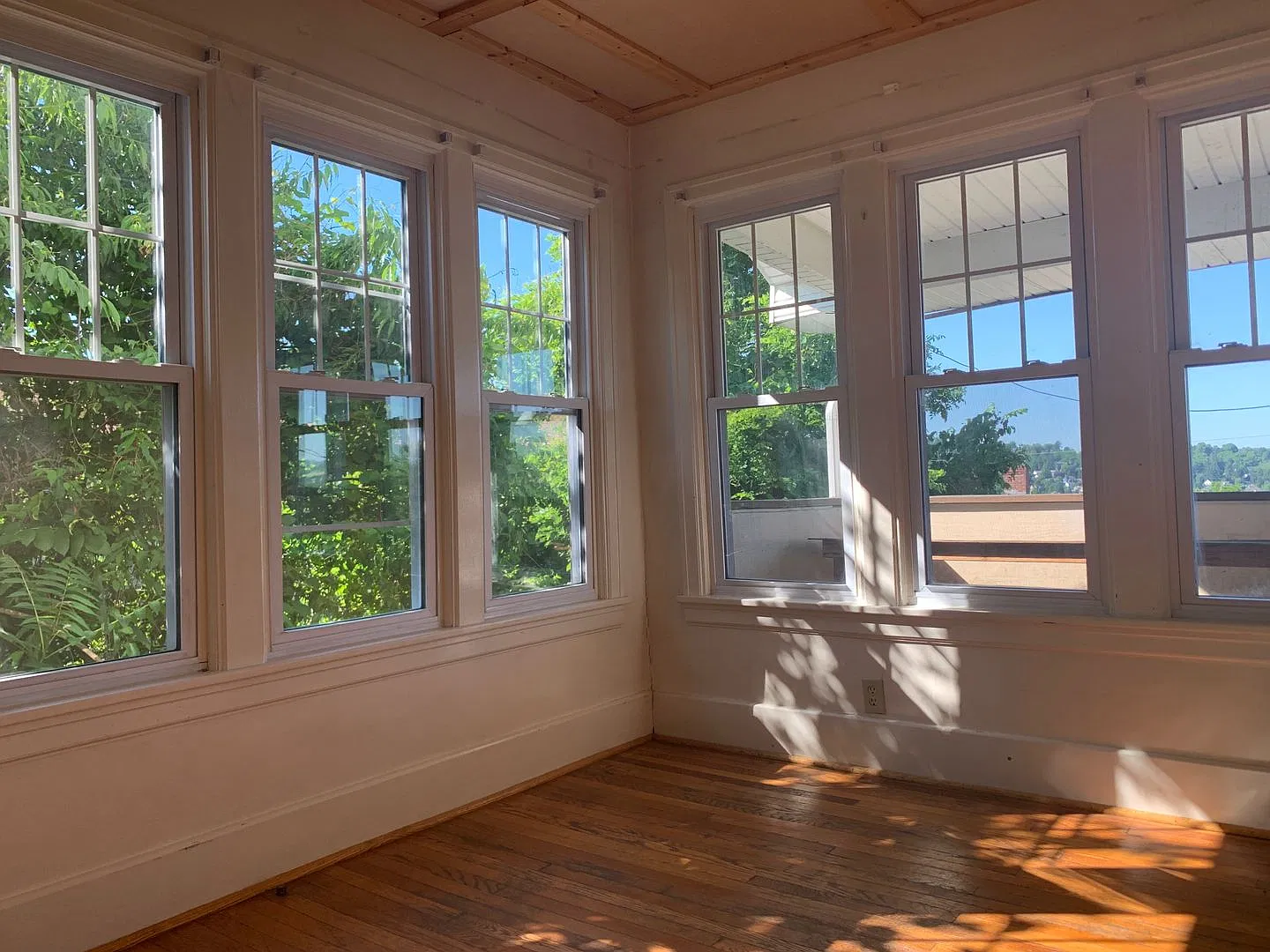4 Bedroom/ 1 Bathroom House - Great View (Downtown) - Available 06/02/2027 — Photo 2