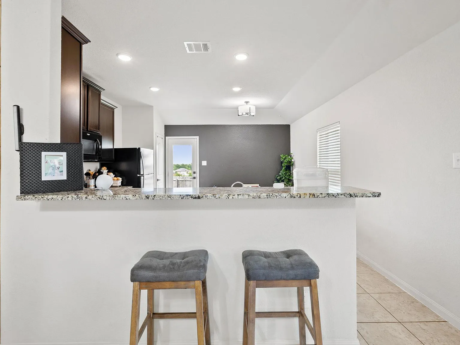 3 bed, 2.0 bath, 1386 sqft, $1,860 — Photo 2