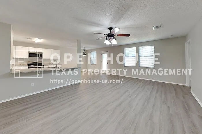 1305 Highcrest Dr — Photo 4