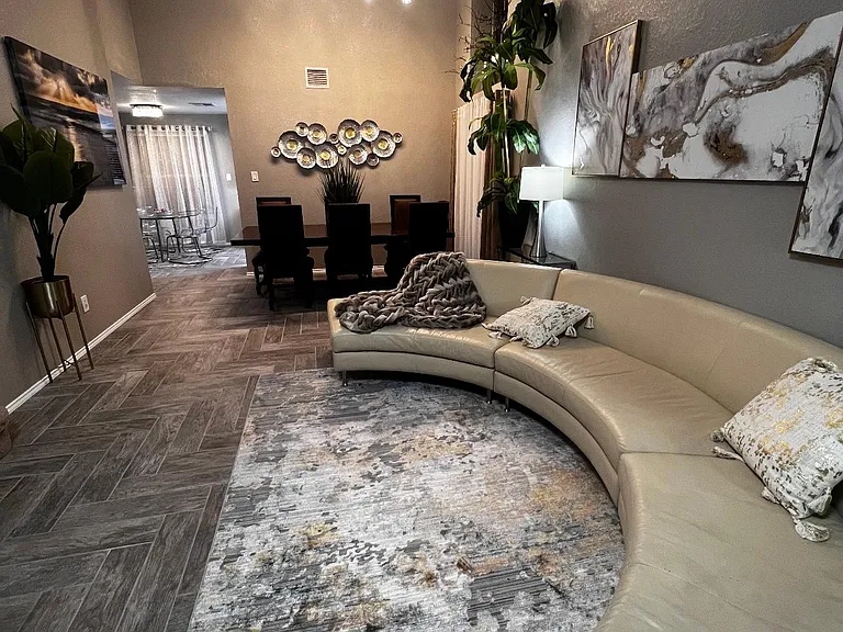 719 Shade Tree Dr — Photo 3