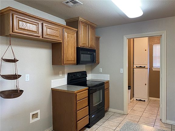5th image of 1002 Applewood Cir