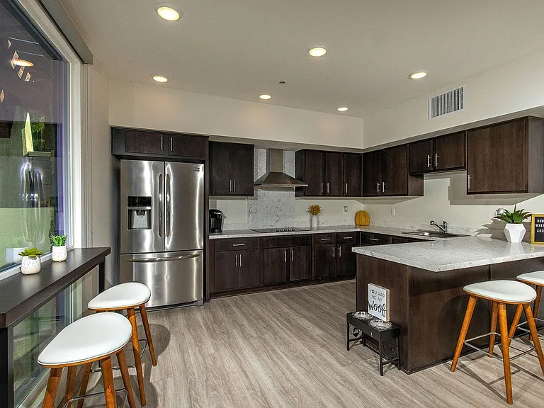 Creekside Apartments — Photo 4
