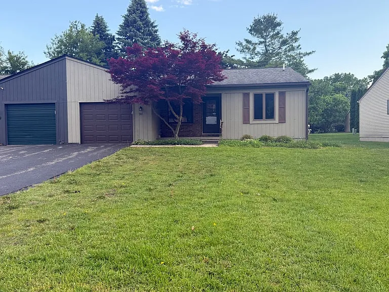 741 Woods Ct — Photo 2
