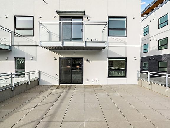 4th image of 1102 Esquimalt Rd #307