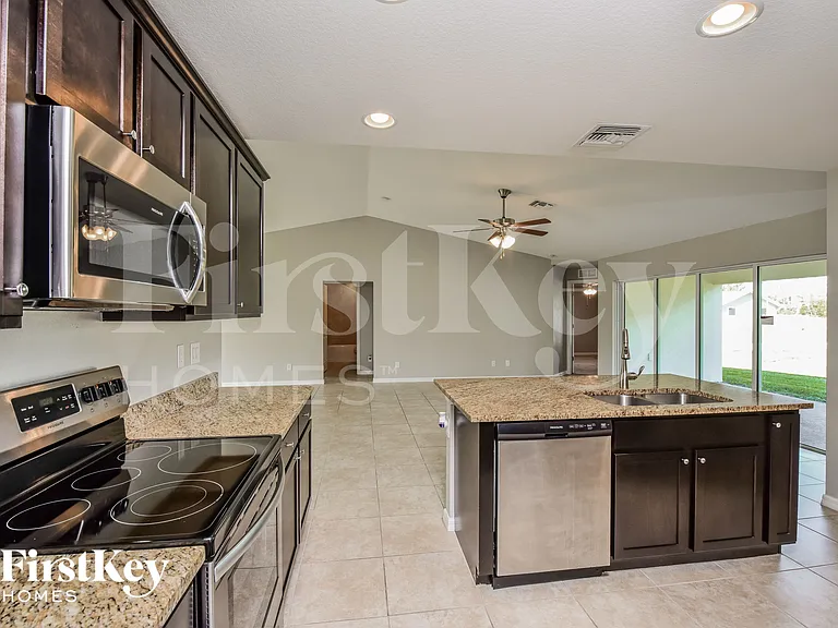 1139 SW 29th St — Photo 5