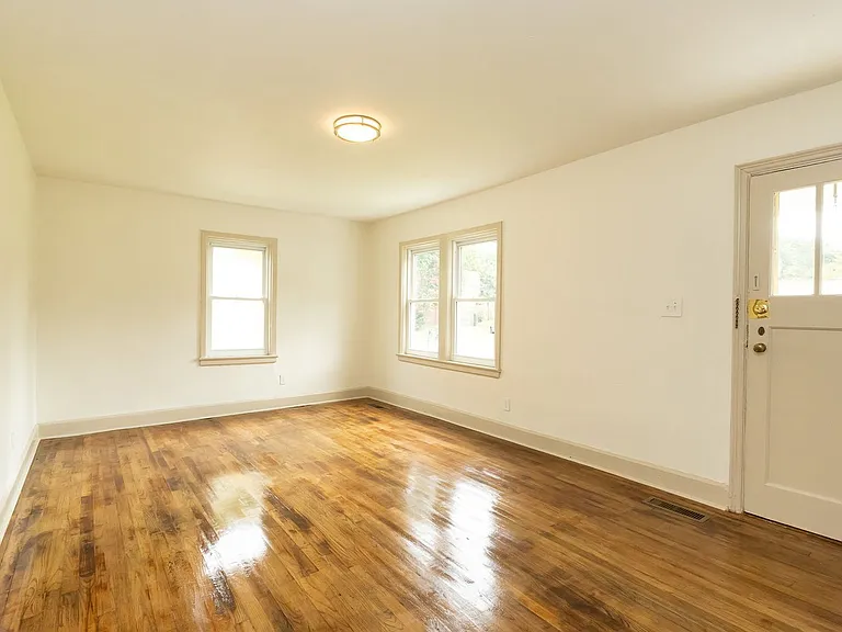 825 Henderson Ave — Photo 10