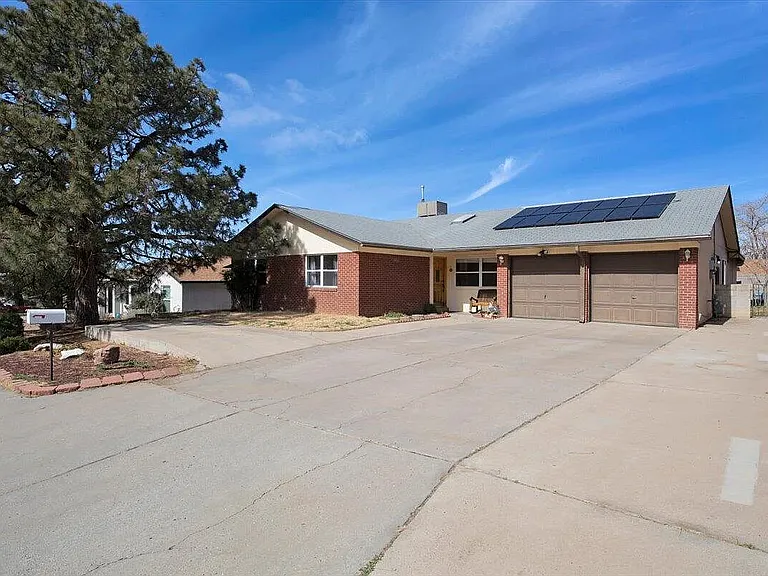 11801 Tracy Ct NE — Photo 2