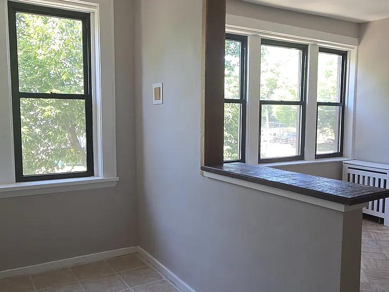 31 Park Ave W — Photo 11