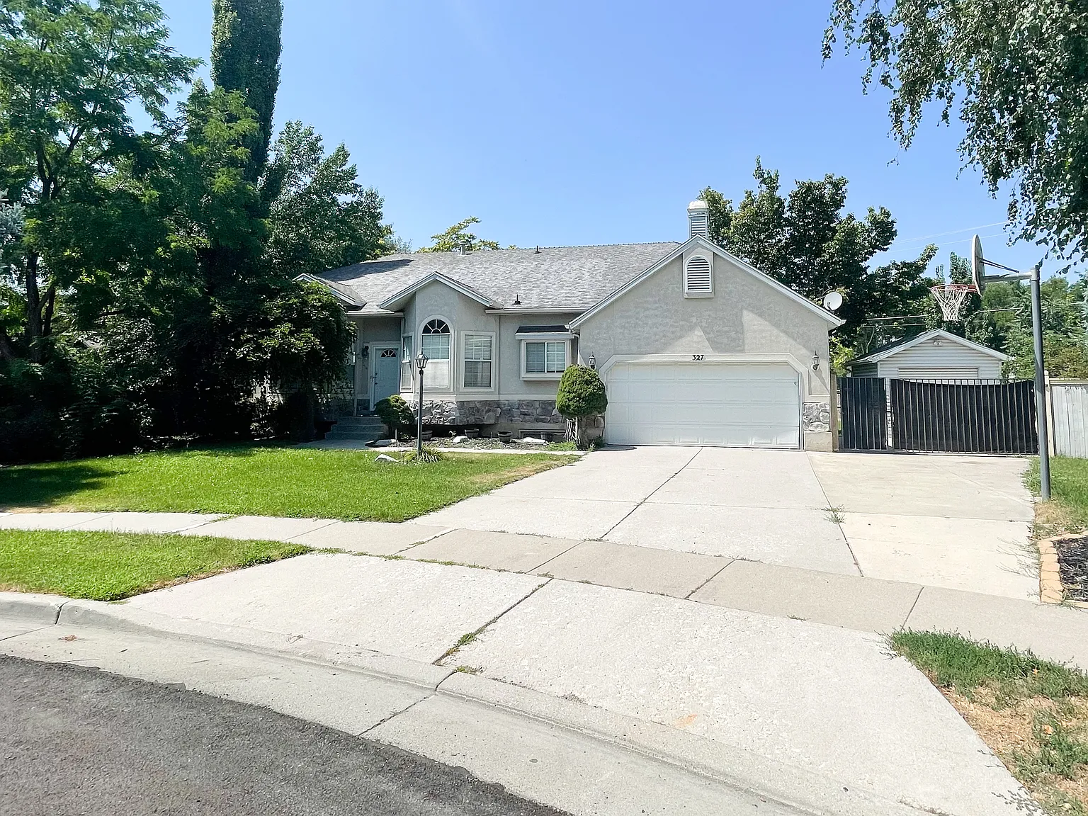 6 bed, 2990 sqft, $3,195 — Photo 2