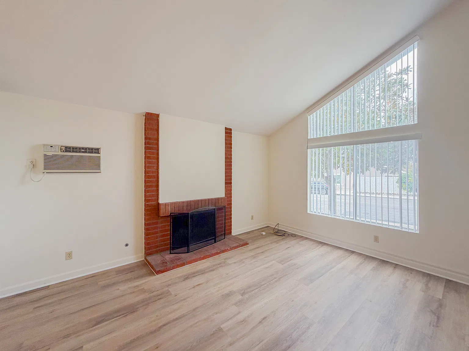 3 bed, 1568 sqft, $3,855 — Photo 3