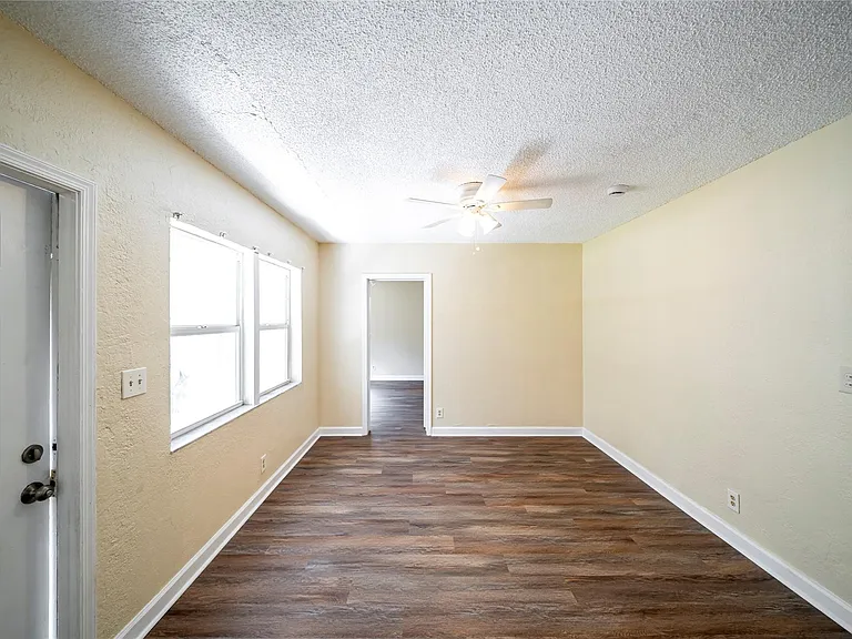 115 NE 4th St #3 — Photo 5