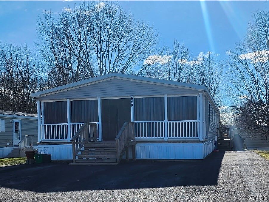 1st image of 608 Sycamore Ln