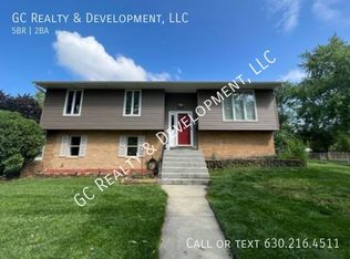 700 Sumac Dr, Streamwood, IL