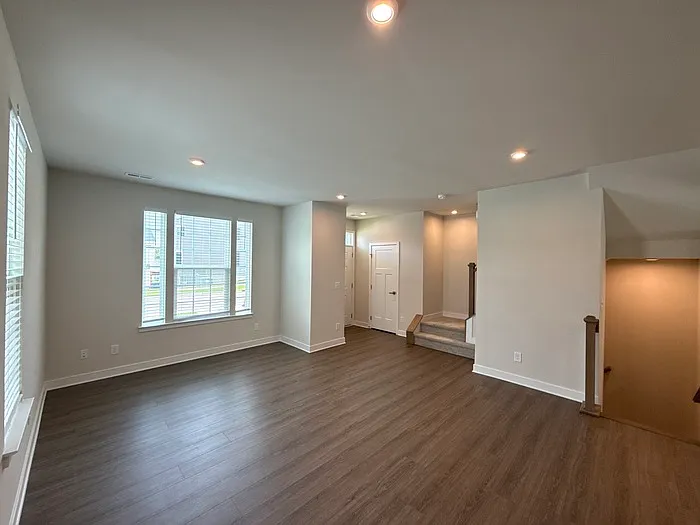 3 bed, 3.5 bath, 1850 sqft, $2,100 — Photo 2