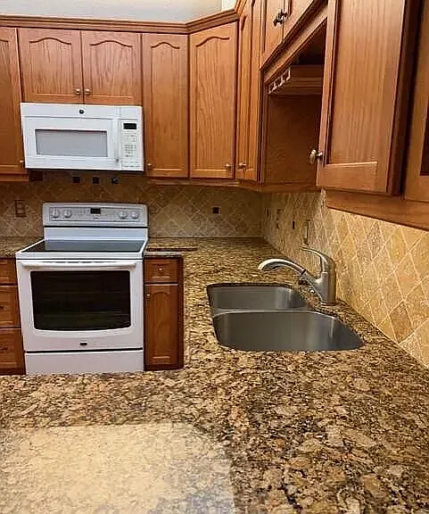 106 Freedom Ct — Photo 3