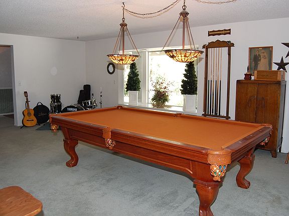 Large Living Room with Garden Window!