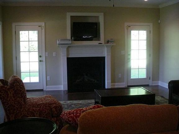 2nd image of 804 White Oak Ln