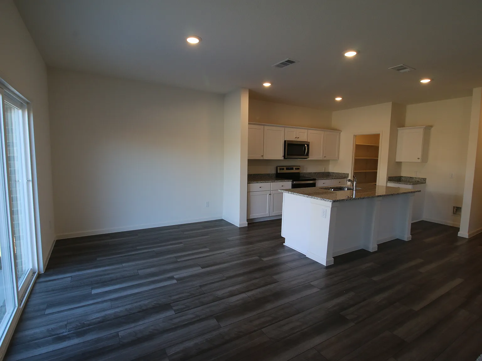 4 bed, 2.5 bath, 2338 sqft, $2,995 — Photo 2