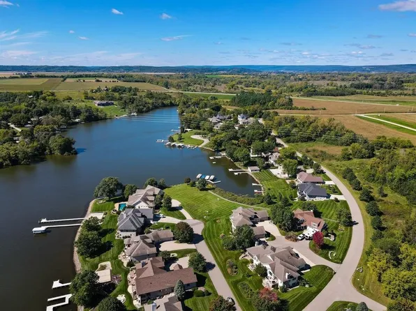 Waters Edge Ct Unit 17, Prairie Du Sac, WI 53578