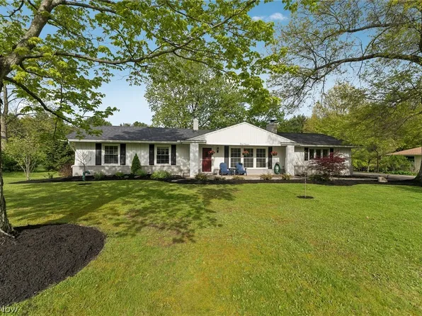 111 Leaview Ln, Chagrin Falls, OH 44022