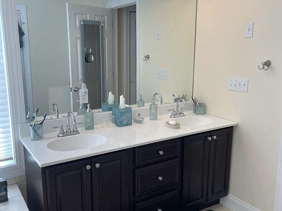4th image of 425 Summit Ln