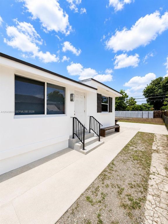 59 E 10th St, Hialeah, FL - View 4