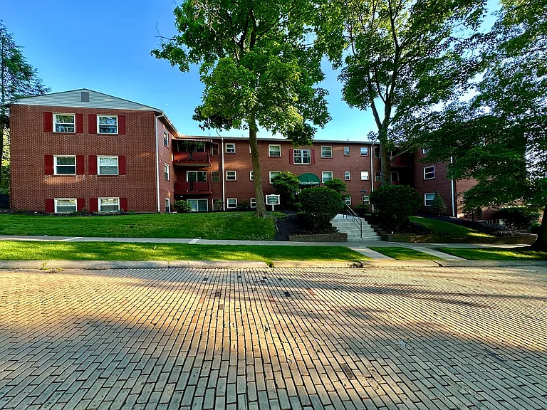 360 Maryland Ave — Photo 7